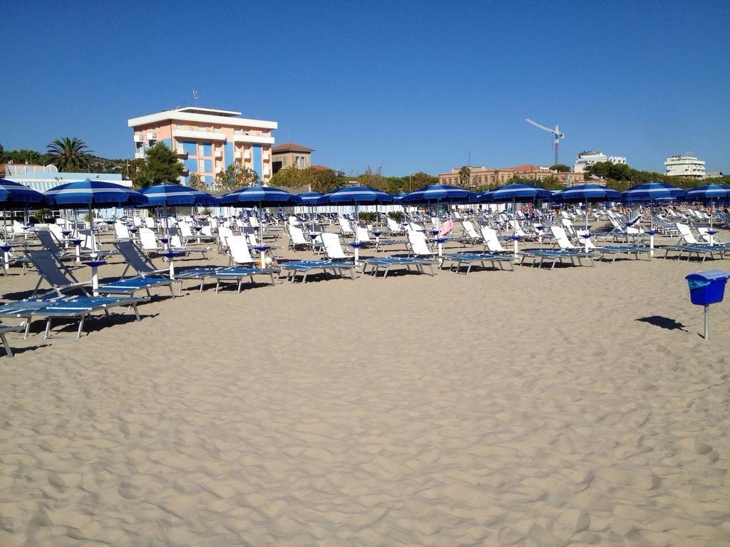 Residence Blumarine Giulianova Esterno foto