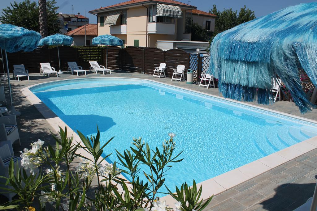 Residence Blumarine Giulianova Esterno foto